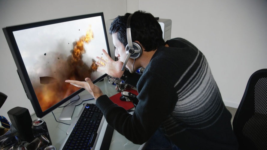 Муж играет в компьютерные игры